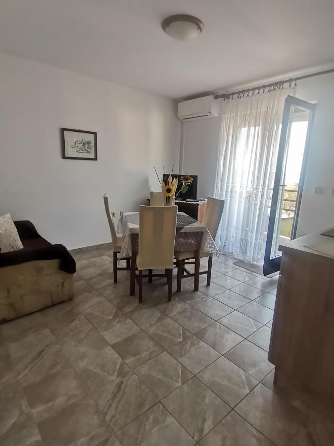 Apartments Petrica Malinska Esterno foto
